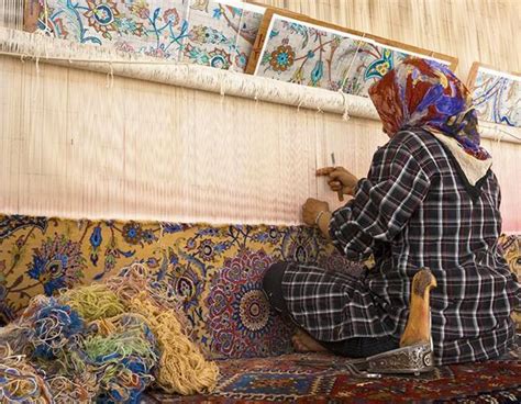  The Legend of the Persian Carpet Weaver! A Tapestry Woven with Threads of Love and Magic?